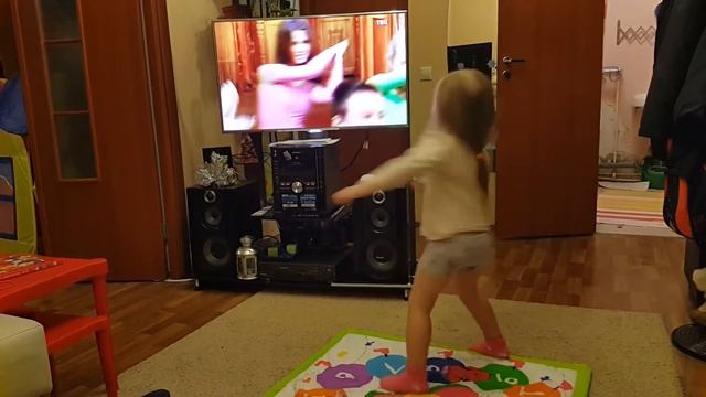 Танцы перед телевизором смотреть онлайн