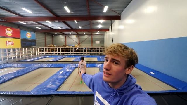 IS THIS THE BIGGEST PUSSY ON A TRAMPOLINE ?! смотреть онлайн