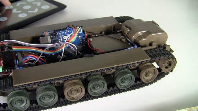 Arduino UNO DIY Project - RC Tokyo Marui Tank to Bluetooth Control with Android App смотреть онлайн