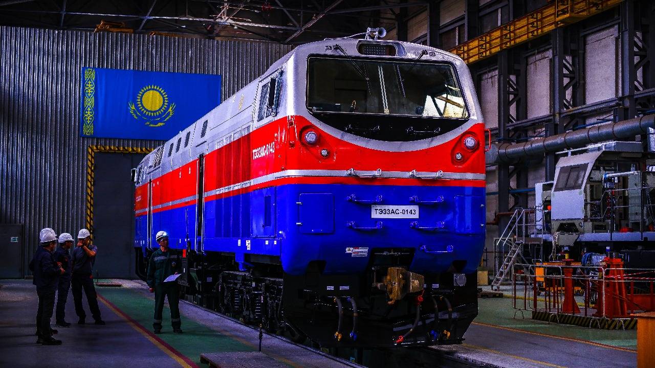 Магистральный тепловоз ТЭ33A смотреть онлайн