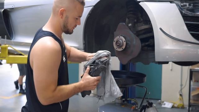 Audi R8 MASSIVE brake upgrade смотреть онлайн