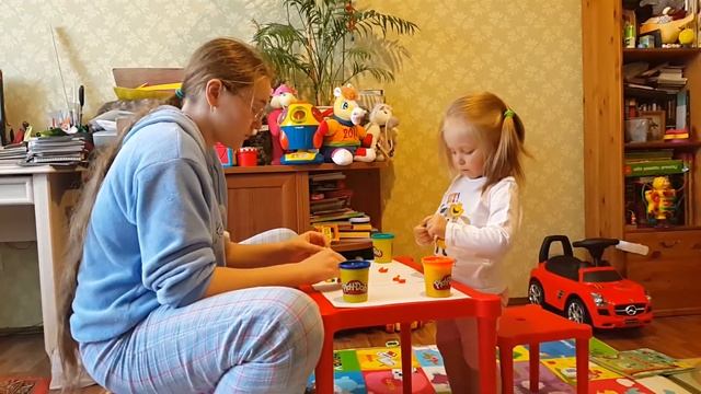 Настя и Оля лепят цветочек из пластилина. смотреть онлайн