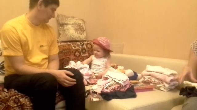Оля разбирает новогодние подарки смотреть онлайн