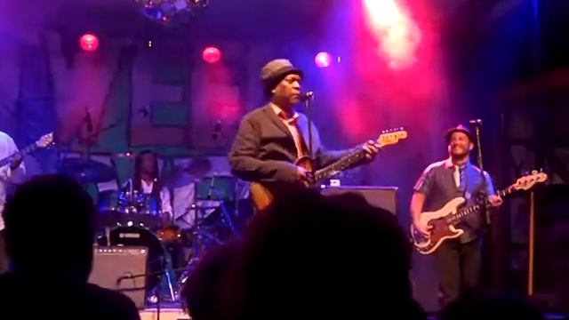 Knocking On Heaven's Door Performed by Booker T. Jones смотреть онлайн