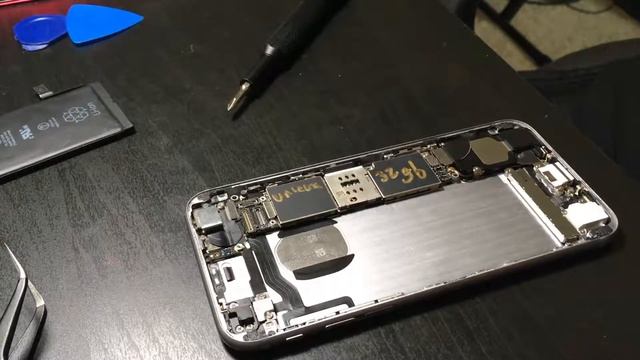 Replacing an iPhone 6s Housing, Display, and Battery смотреть онлайн