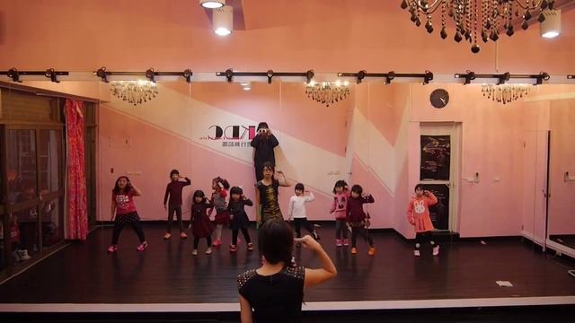 1/26幼兒流行舞入門班:Tara-小蘋果Little Apple смотреть онлайн
