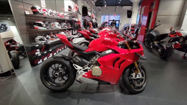 Ducati Street Fighter V4S смотреть онлайн