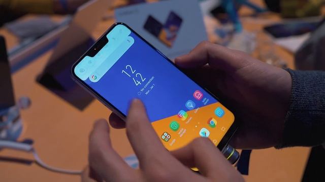 ASUS ZenFone 5Z - výřez za úžasnou cenu (MWC 2018) смотреть онлайн