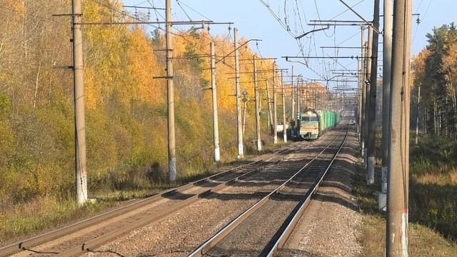 Всё ещё зелёный ВЛ10У-890 с грузовым поездом следует через о.п. Русановская смотреть онлайн