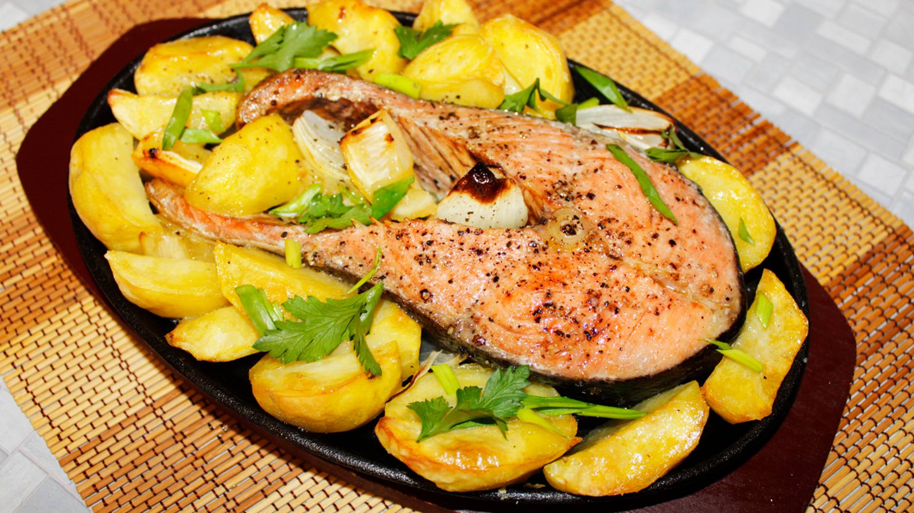 Стейк чавычи запечённый в духовке с картошкой смотреть онлайн