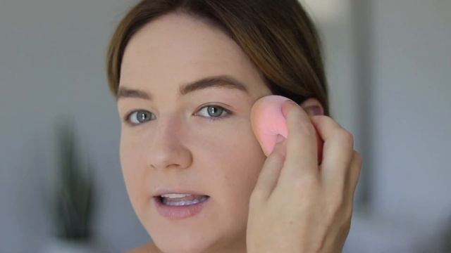 This sponge MAY be the fastest way to apply powder foundation... смотреть онлайн