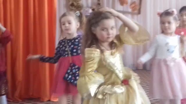 Аринка танцует танец модницы смотреть онлайн