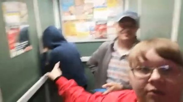 Мы застряли в лифте