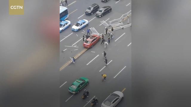 Youngsters rush to help driver after road barrier crash in China смотреть онлайн