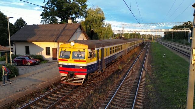 Электропоезд ЭР2-1341 на ст. Саласпилс / ER2-1341 EMU at Salaspils station смотреть онлайн