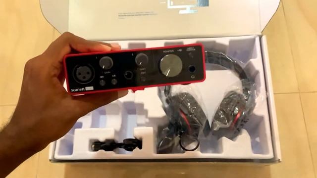 Focusrite Scarlett Solo Studio Bundle - Unboxing & First Impression !! смотреть онлайн