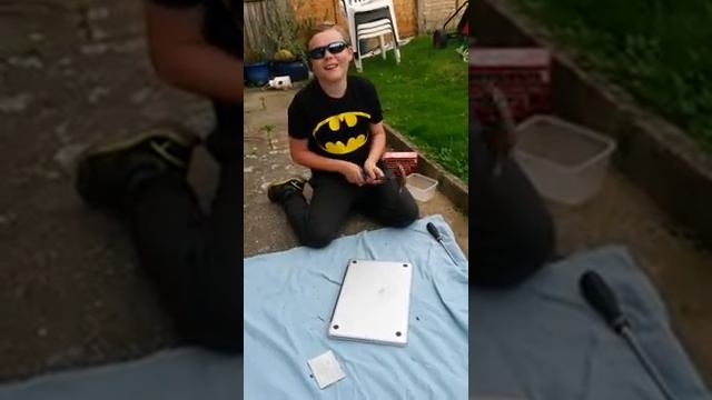 Destruction of the Apple Macbook смотреть онлайн