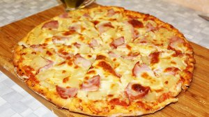 Пицца с ананасами и ветчиной