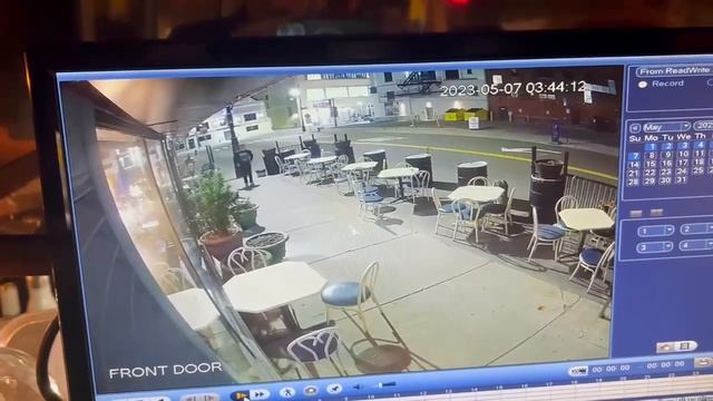 Man Throws Chair Through Front Window of Popular Downtown Detroit Bar смотреть онлайн