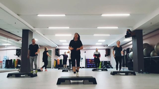 СТЕП АЭРОБИКА ЦЕЛАЯ ТРЕНИРОВКА / STEP AEROBICS / ГРУППОВАЯ ТРЕНИРОВКА 18.06.2022г смотреть онлайн
