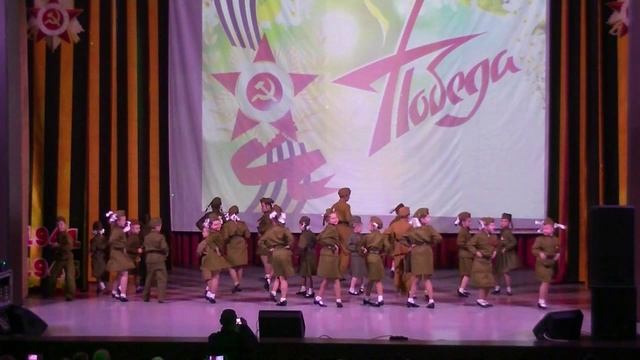 Танцевальный коллектив "NonStop" - "Военные попурри" смотреть онлайн