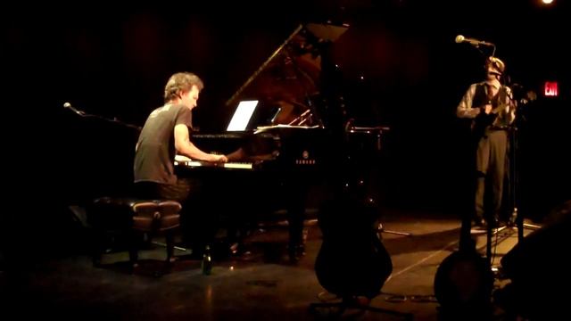 Chris Thile & Brad Mehldau - Knives Out (Radiohead) [Live 3/2/2011 @ Le Poisson Rouge] смотреть онлайн