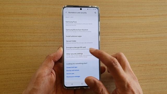 Galaxy S20/S20+: How to Enable / Disable Security Policy Updates смотреть онлайн
