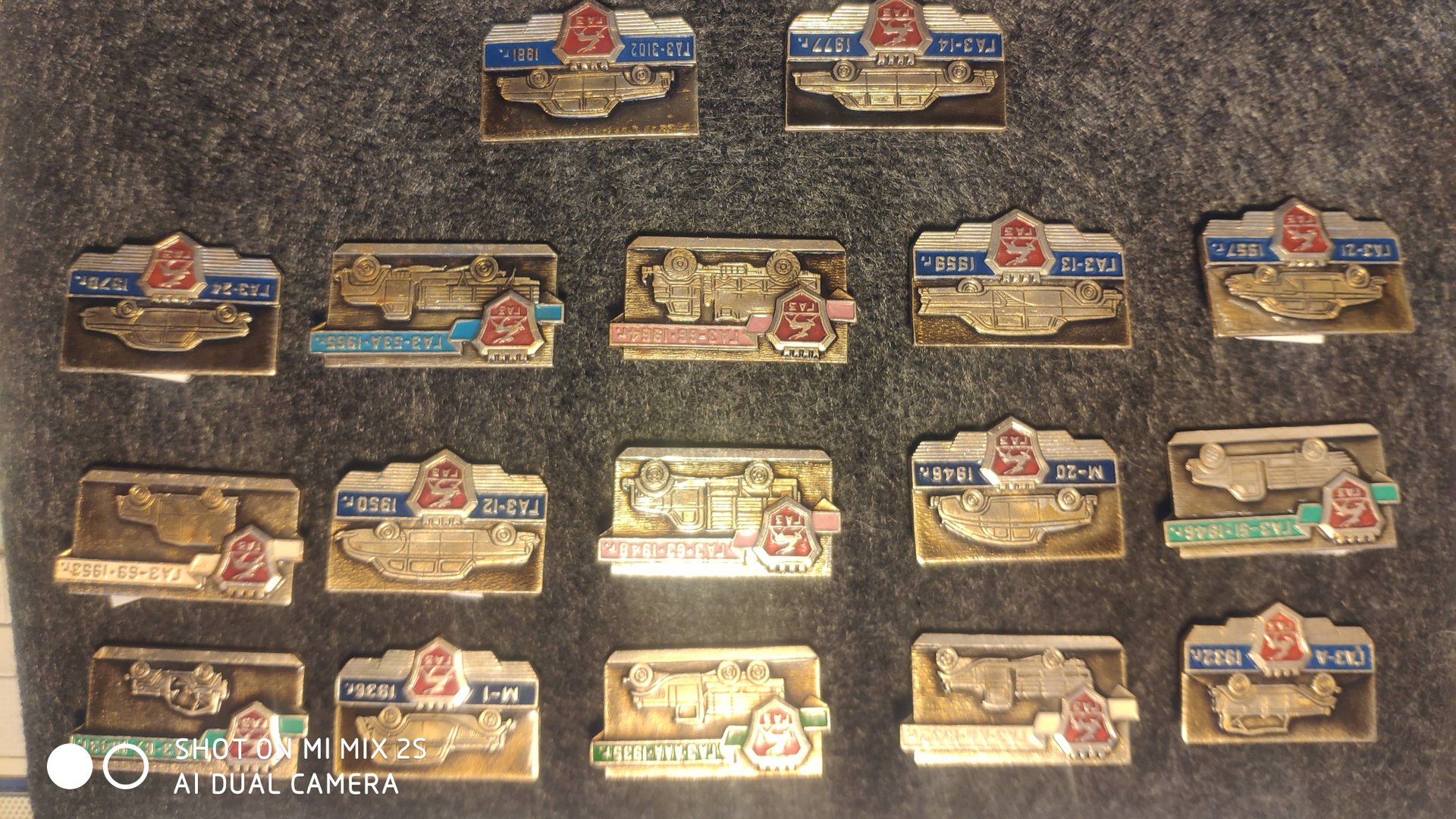 Коллекция значков СССР "Автомобили ГАЗ" из 17 ти значков в состоянии абсолютно новых смотреть онлайн