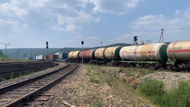 Тепловоз 2ТЭ10МК-2672 с грузовым поездом смотреть онлайн