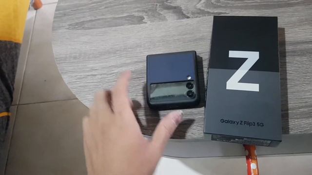 Samsung Z flip 3 mati saat di lipat - notif masuk tapi layar mati dan berkedip смотреть онлайн
