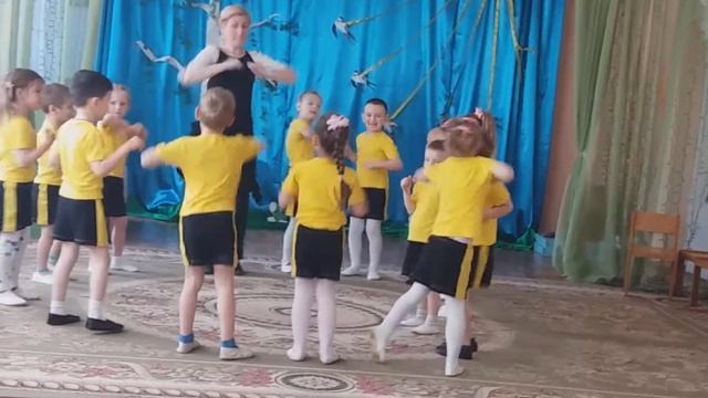 урок танцев в детском саду