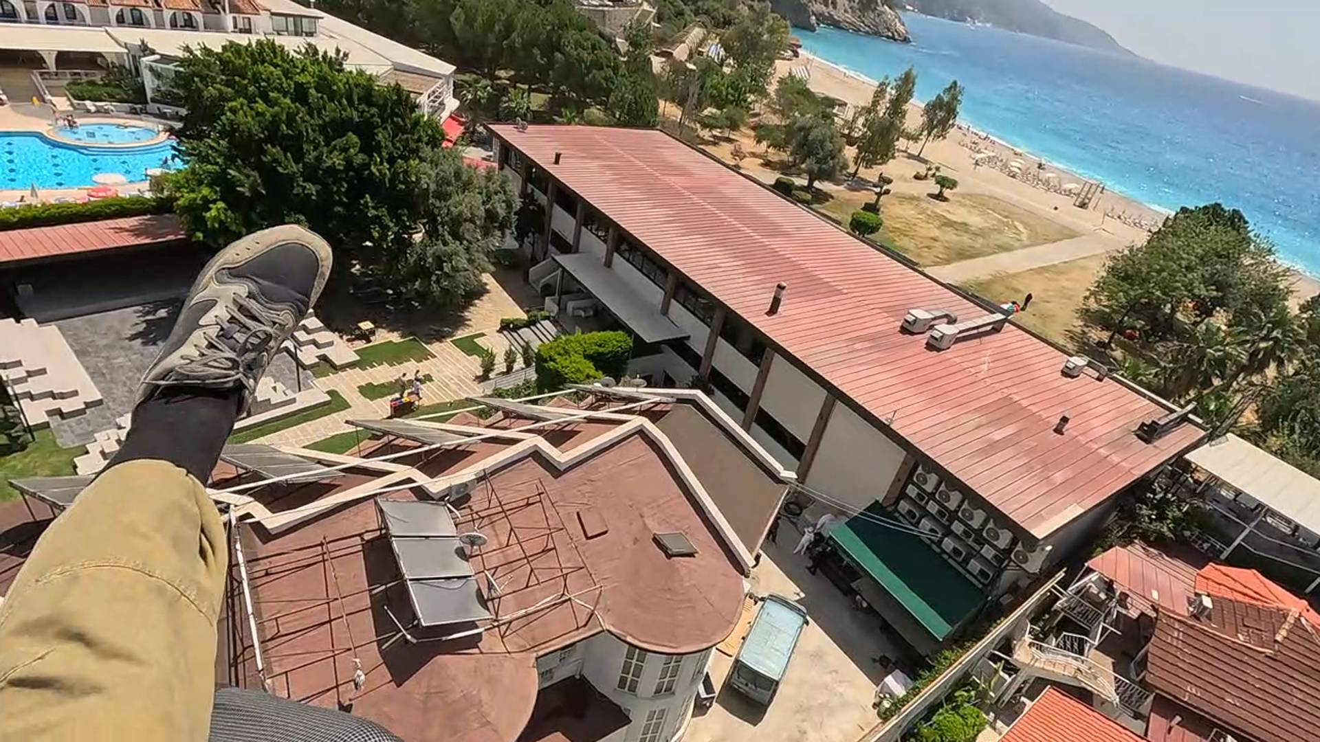 Посадка возле отеля.