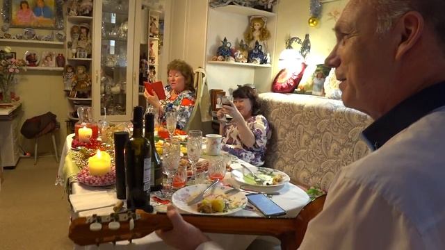 Старик поближе к огоньку, а пёс поближе к старику ... смотреть онлайн