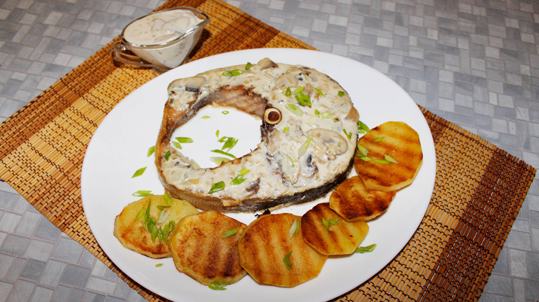 Стейк из тайменя под грибным соусом смотреть онлайн