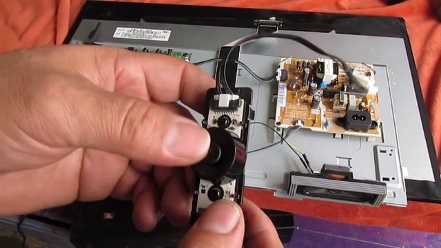 COMO REMPLAZAR INTERRUPTOR DE ENCENDIDO DE UN TV. SAMSUNG UN24H40000AF смотреть онлайн