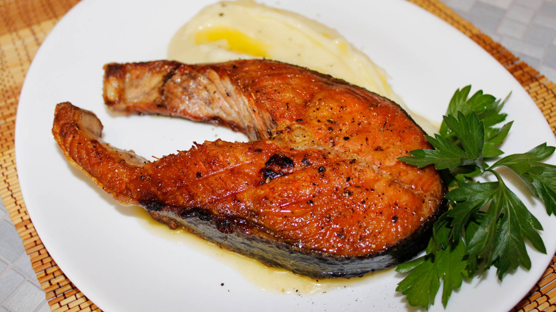 Стейк чавычи на сковородке гриль с картофельным пюре смотреть онлайн