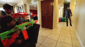 A ZOMBIE APOCALYPSE | NERF REVOLTINATOR | D&D SQUAD BATTLES