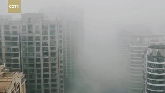 Thick fog shrouds E. China city смотреть онлайн