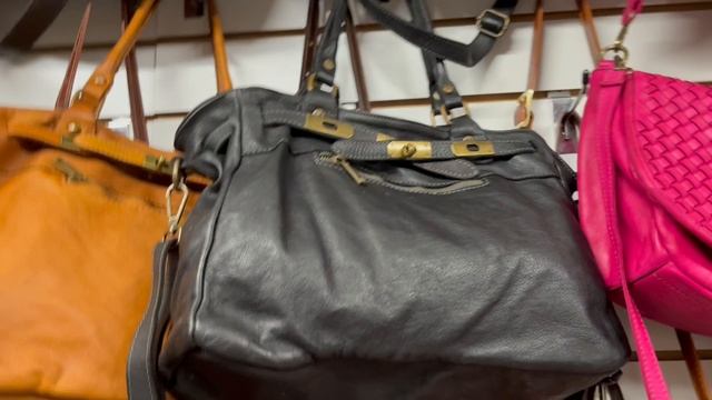 Кожаные сумки. Италия. Витрина . смотреть онлайн