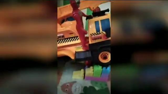 Ultraman cosmos bawa mobil truk crane kebengkel untuk ganti ban bocor I mobil mainan anak-anak смотреть онлайн