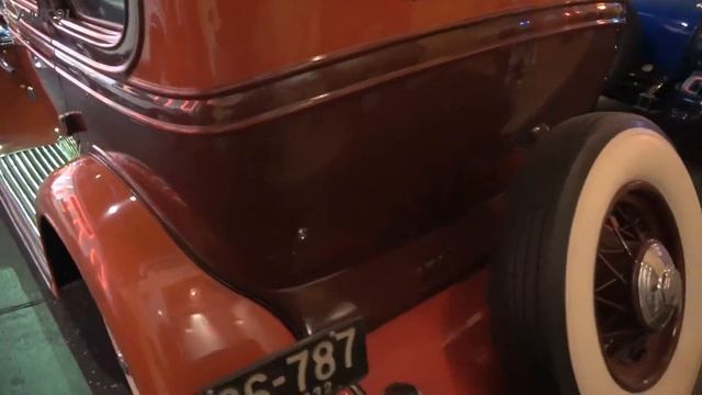 1932 Cadillac V8 Fisher Sedan смотреть онлайн