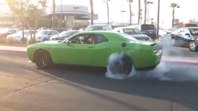 2017 HELLCAT CHALLENGER 2 DAYS BEFORE LEMON LAW SURRENDER- ONE LAST BURNOUT смотреть онлайн