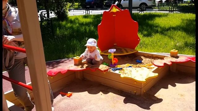 На прогулке. В песочнице. смотреть онлайн