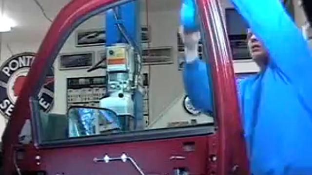 How To Replace Power Window Regulator 99-06 GMC Sierra смотреть онлайн