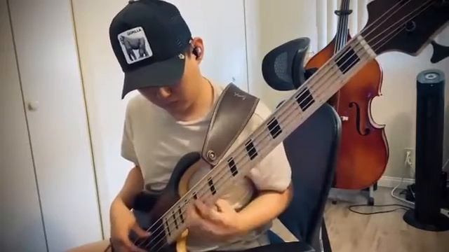 Hadrien feraud "Friday Night At the Cadillac Club" by Bob Berg [Bass Solo Cover] смотреть онлайн
