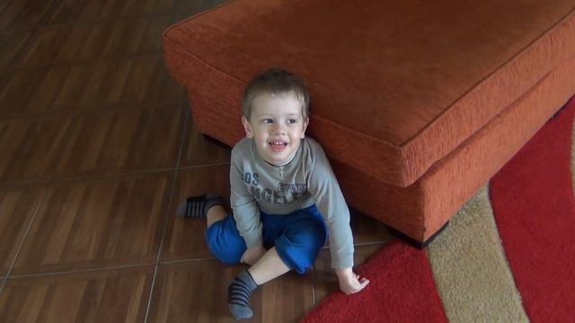 Греция. Пелопоннес. Греческий ребенок. Игры с ребенком