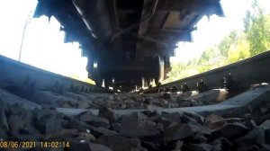 Камера под электровозом 2ЭС6-1099 «Синара«с грузовым поездом