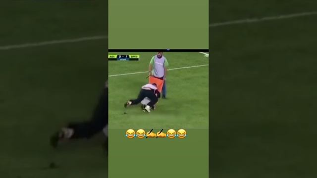 Adamı sakatladılar ya 😂😂 futbol maç komiksahneler // #komikvideolar #izle #maç #kısavideolar смотреть онлайн