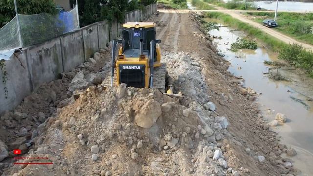 Really strong shantui bulldozer hard pushing design new road build with dump truck hyundai смотреть онлайн