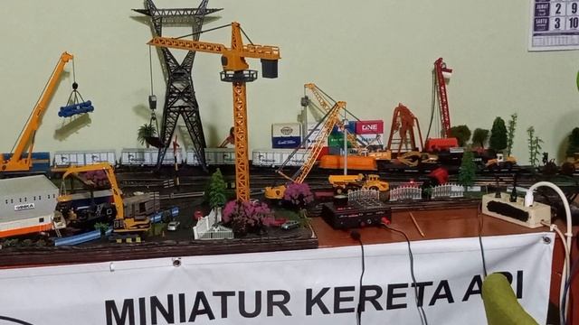 Miniatur Kereta Api - Test Rolling Double Traksi Dengan Menarik 19 Gerbong Barang Berbeda смотреть онлайн
